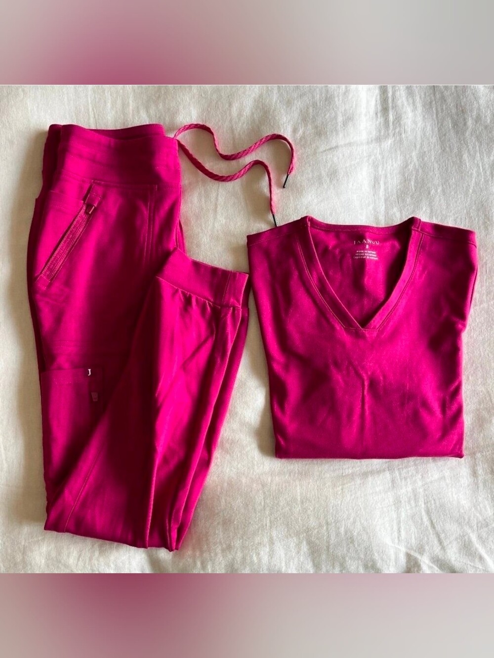 Jaanuu UltraSOFT Women's 14-Pocket Scrub Set Top Joggers Fuchsia Size Small